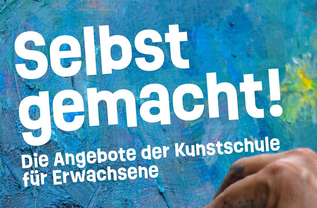Im Hintergrund ein buntes Bild und eine Hand, die das Bild malt. Darüber der Schriftzug"Selbst gemacht! Die Angebote der Kunstschule für Erwachsene".