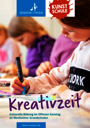 Deckblatt eines Flyers. Ein Kind im Vordergrund malt mit einem dicken Stift. Im Hintergrund malen weitere Kinder. Daneben der Name des Programms für die OGS "Kreativzeit".