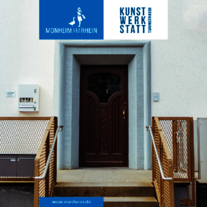 Deckblatt einer Broschüre. Darauf ein Bild der Eingangstür der Kunstwerkstatt mit dem Logo der Kunstwerkstatt.