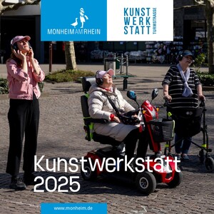 Deckblatt zur Broschüre zum Rückblick 2025. Drei Menschen auf einem öffentlichen Platz, eine davon im Rollstuhl, eine mit Rollator. Alle haben Kopfhörer auf und die Augen geschlossen. Das Bild ist clickbar, die Broschüre dahinter barrierefrei.