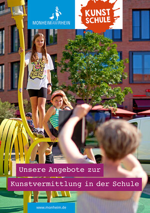 Deckblatt eines Flyers. Eine Person im Vordergrund fotografiert Kinder im Hintergrund, die auf einer Skulptur stehen. Darunter der Schriftzug "Unsere Angebote zur Kunstvermittlung in der Schule".