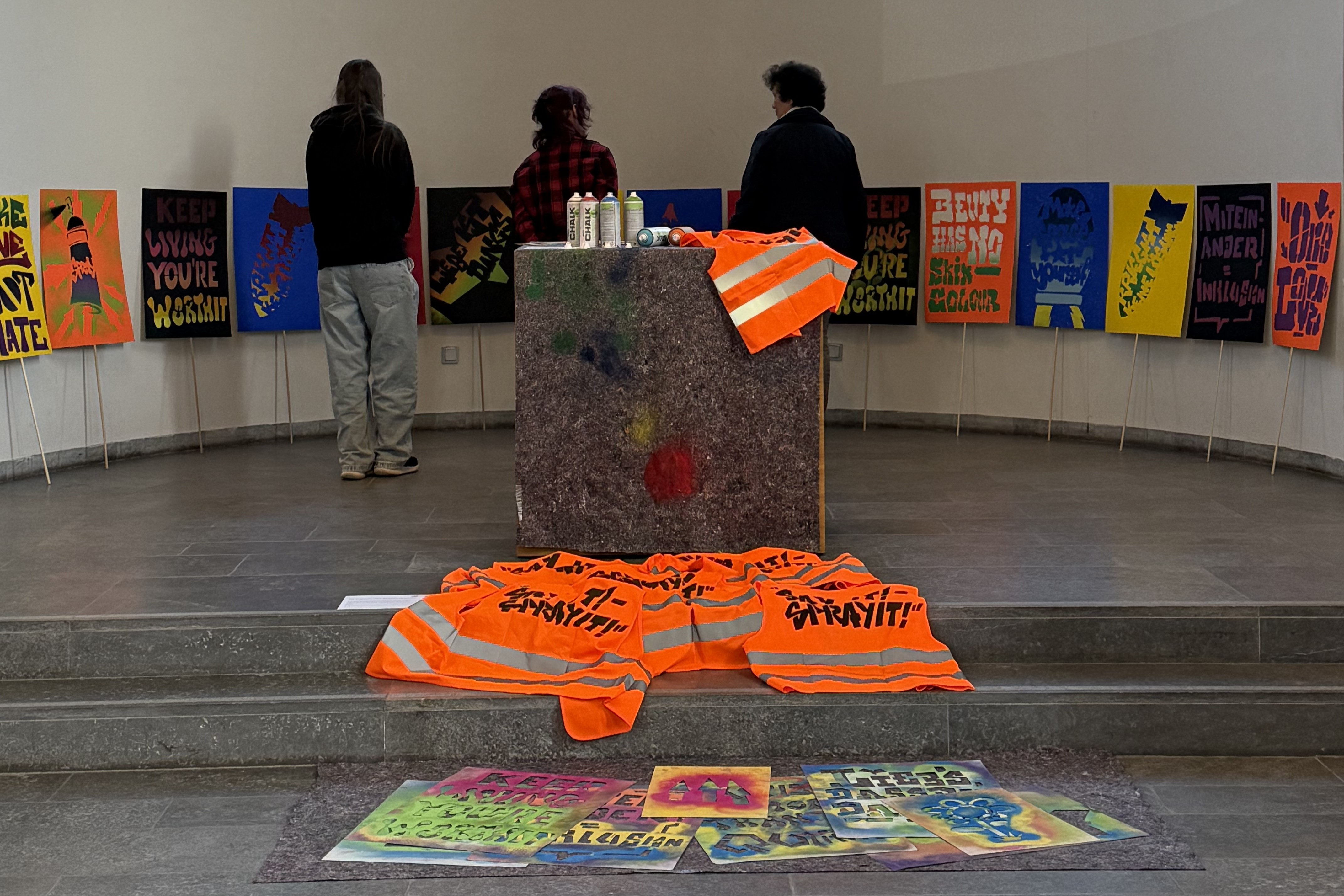 Ausstellung verschiedener Graffitis im Altarraum einer Kirche.